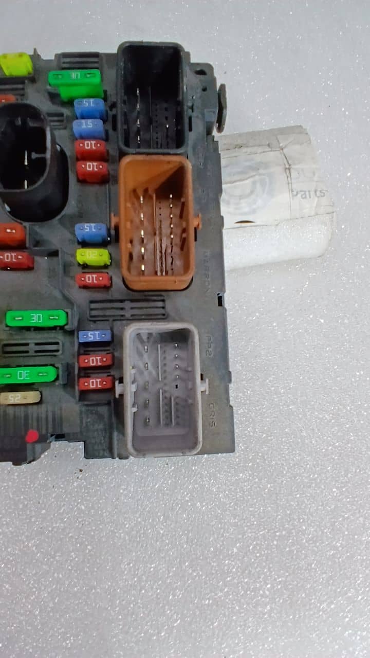 CAJA RELES / FUSIBLES