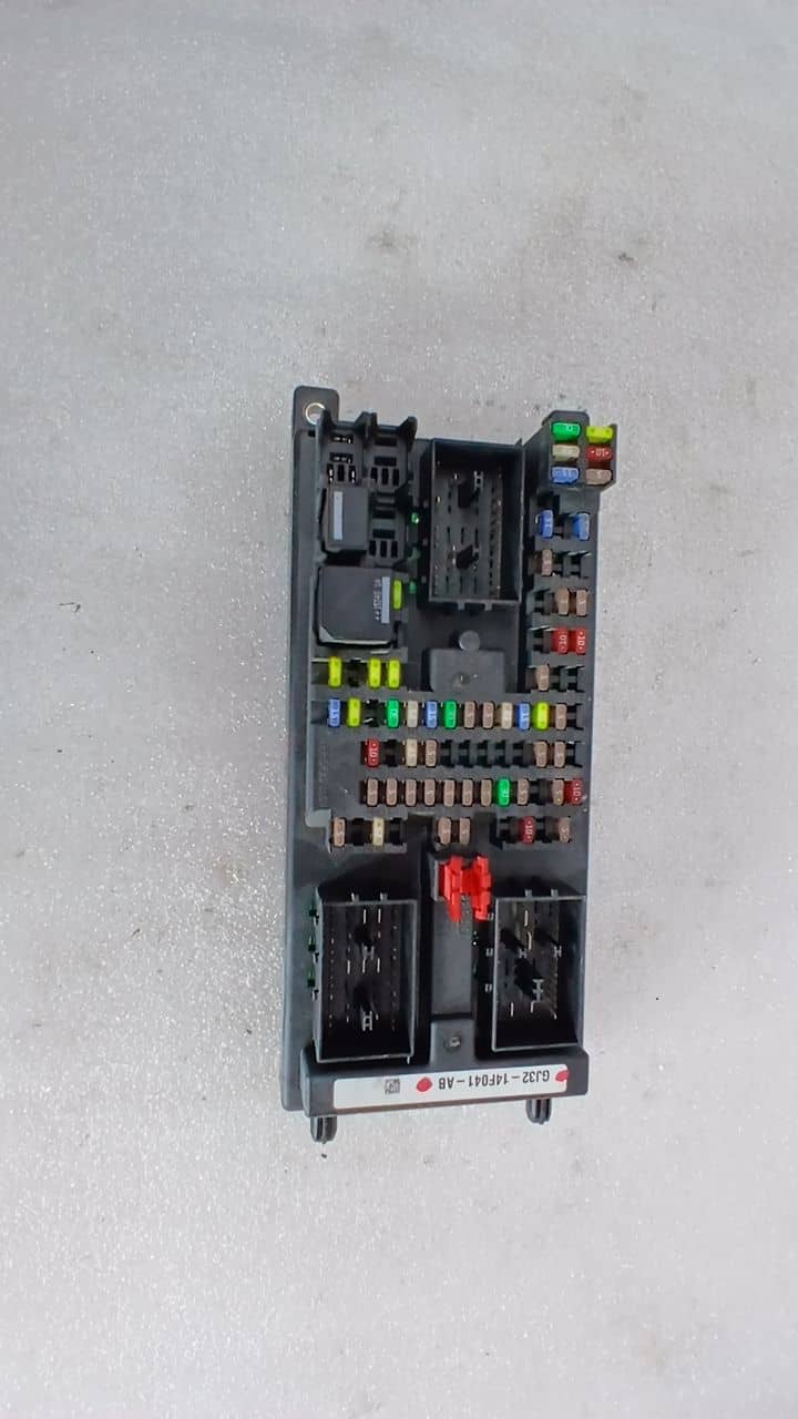 CAJA RELES / FUSIBLES