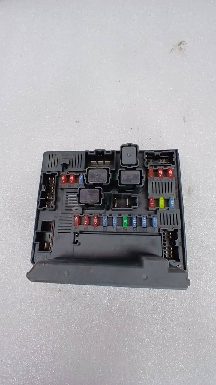 CAJA RELES / FUSIBLES