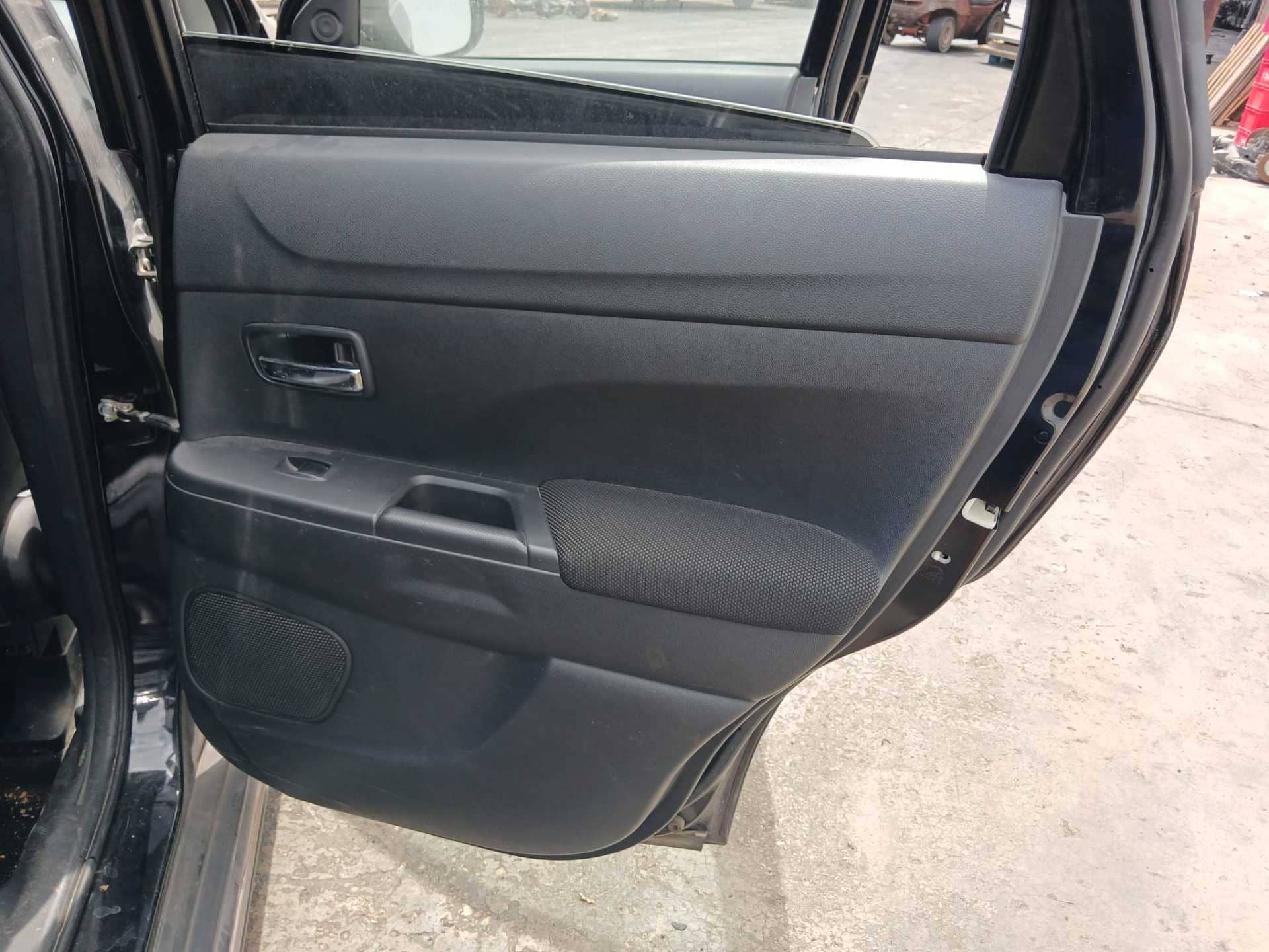 GUARNECIDO PUERTA TRASERA DERECHA
