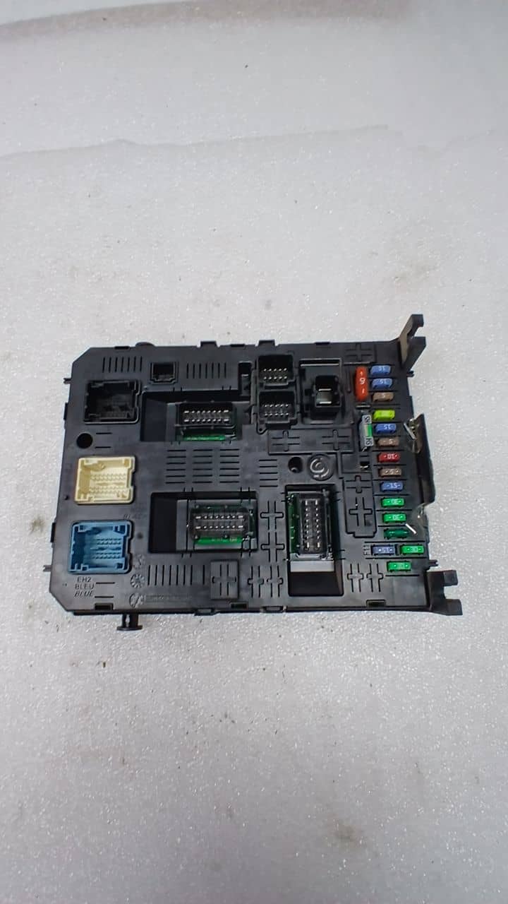 CAJA RELES / FUSIBLES