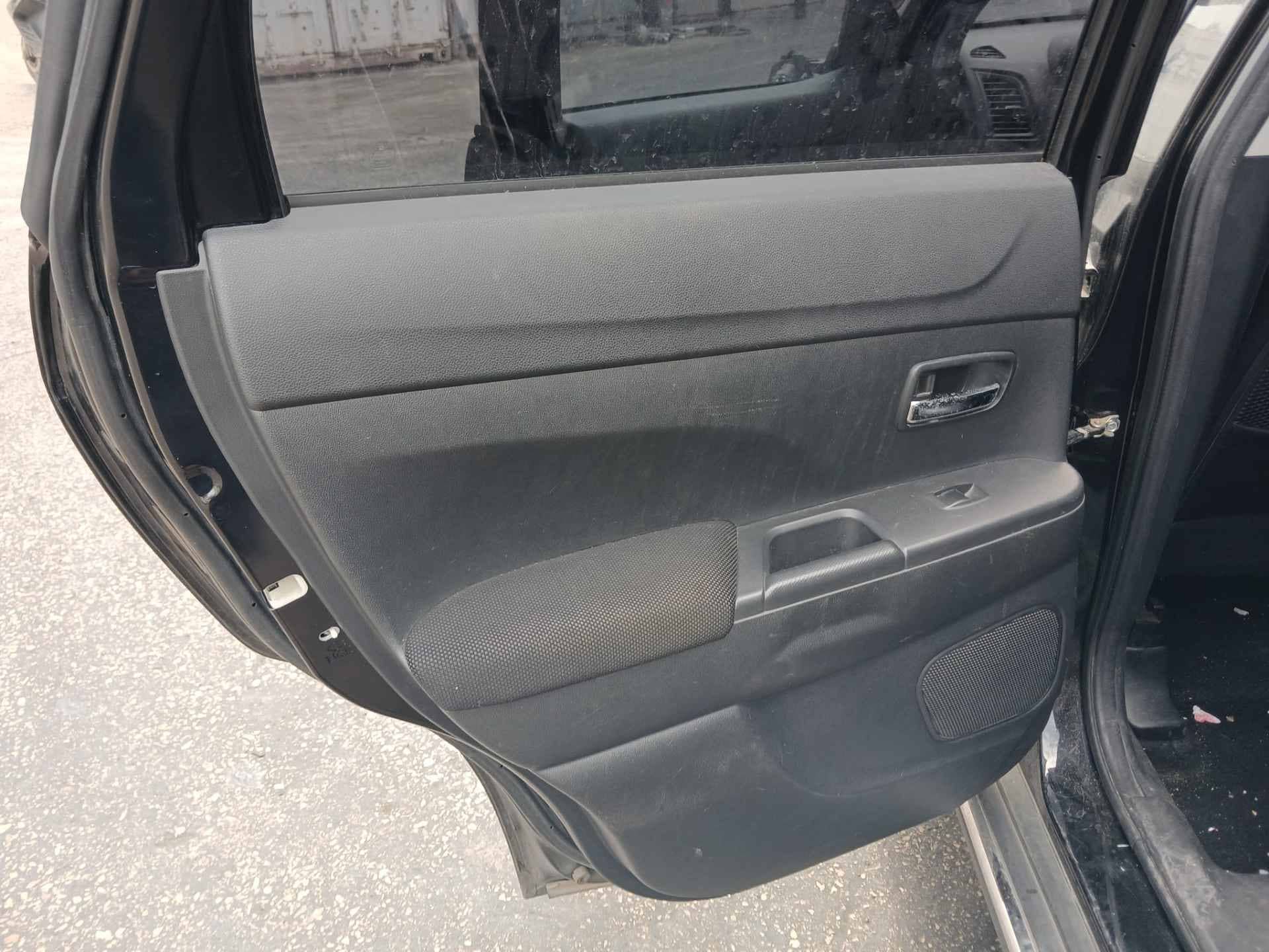 GUARNECIDO PUERTA TRASERA IZQUIERDA