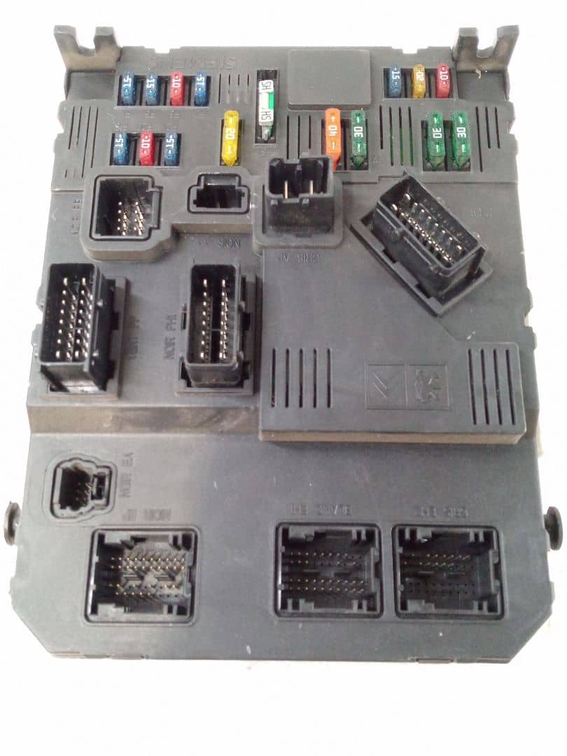 CAJA RELES / FUSIBLES