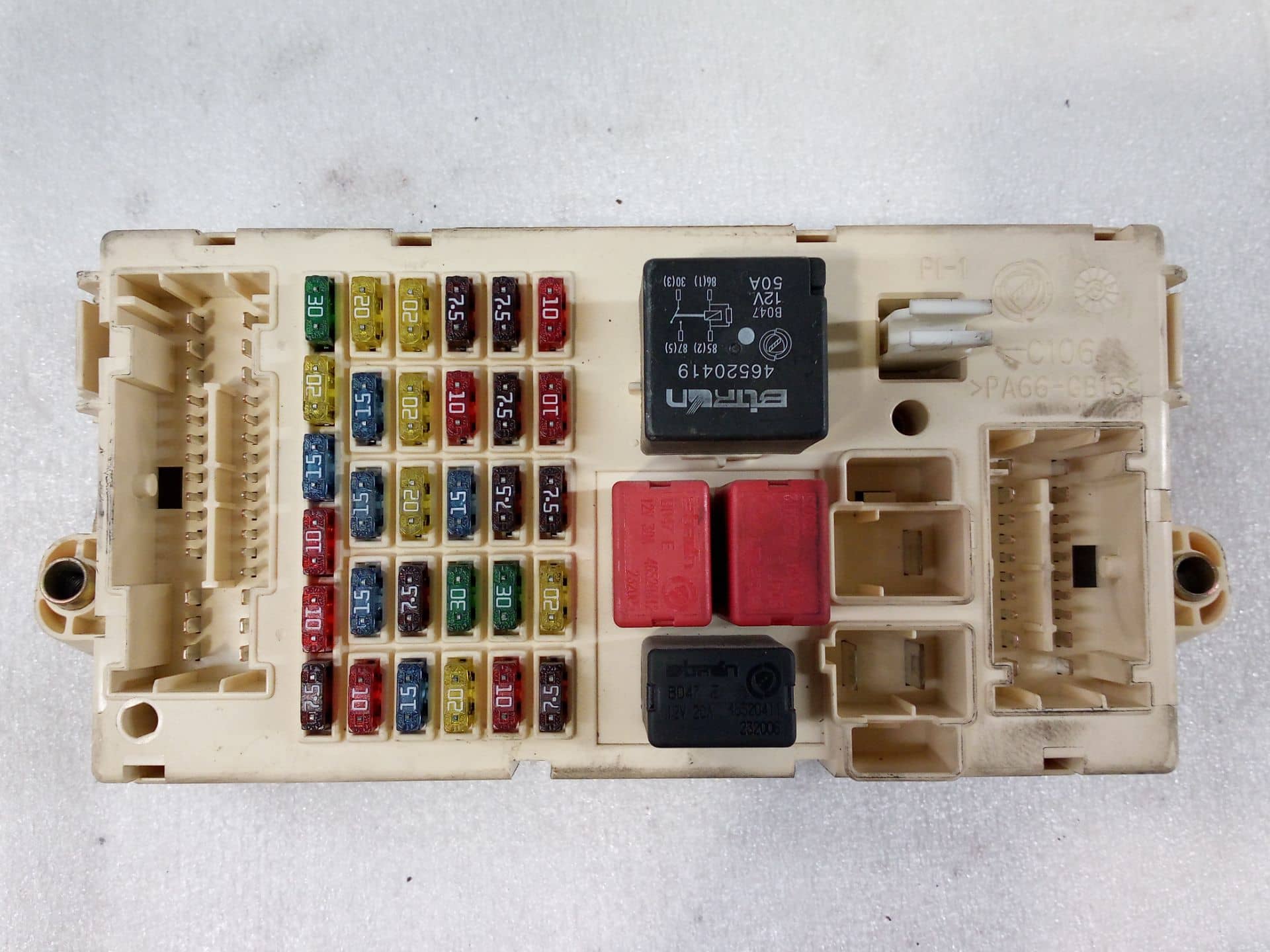 CAJA RELES / FUSIBLES