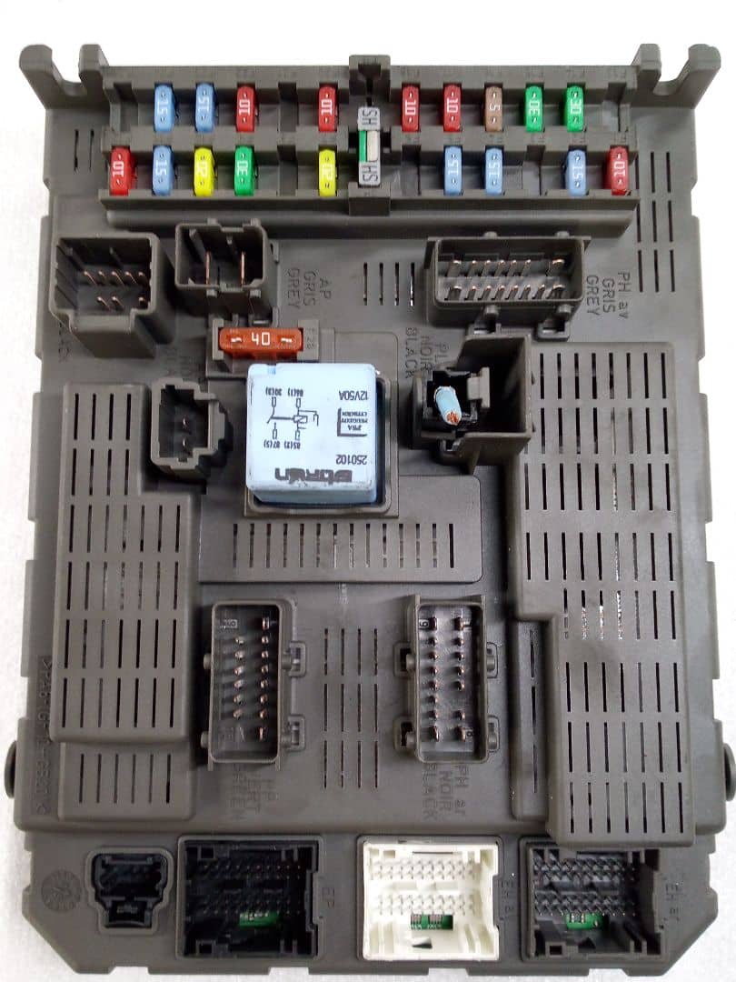 CAJA RELES / FUSIBLES